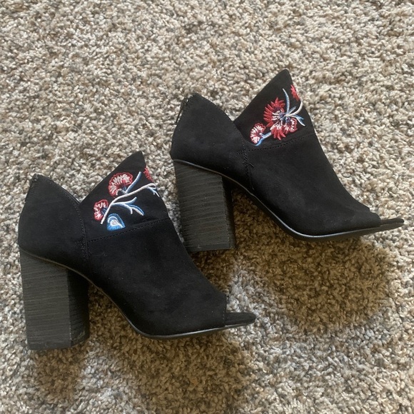 Carlos by Carlos Santana Black Leather Suede Heeled Boots with Floral Embroidery - Picture 2 of 7